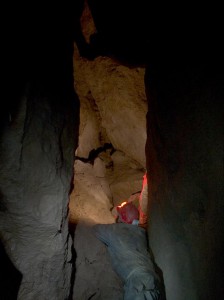 Meglepően tágas hasadék a Disznós-árki-barlangban (Slíz György felvétele)