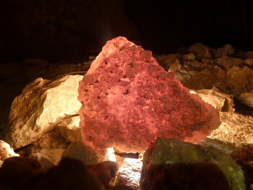 Ősi cseppkőkéreg átkristályosodott maradványa, amely jól átvilágítható (Slíz György felvétele)