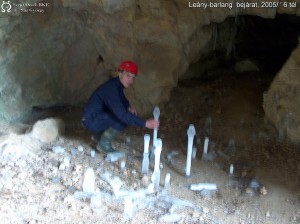Jégsztalagmitok a Leány-barlang bejáratánál