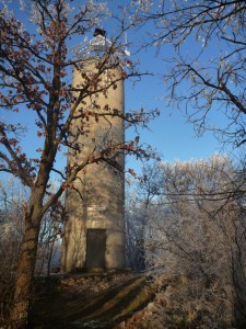 A torony az állomással 2013 januárban 