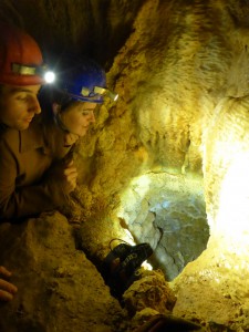 A barlang egyik legszebb pontja, egy szegfűkalcitokkal bélelt egykori vízmedence a Porcelánboltban, amelyet az azóta elhunyt Kiss Péterrel fedeztünk fel még 2006 dec. 23-án.