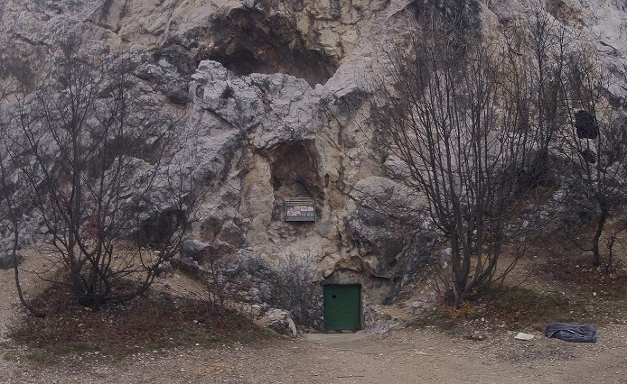 A Sátorkőpusztai-barlang bejárata.